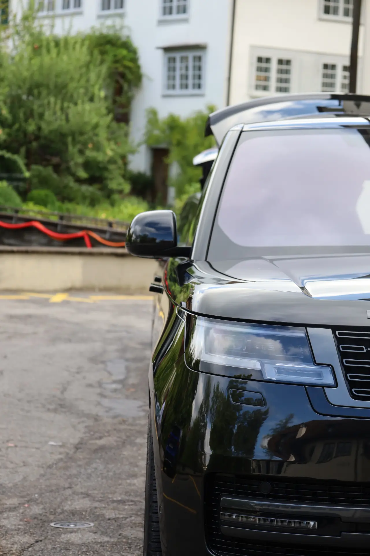 Frontdetail eines schwarzen Range Rover