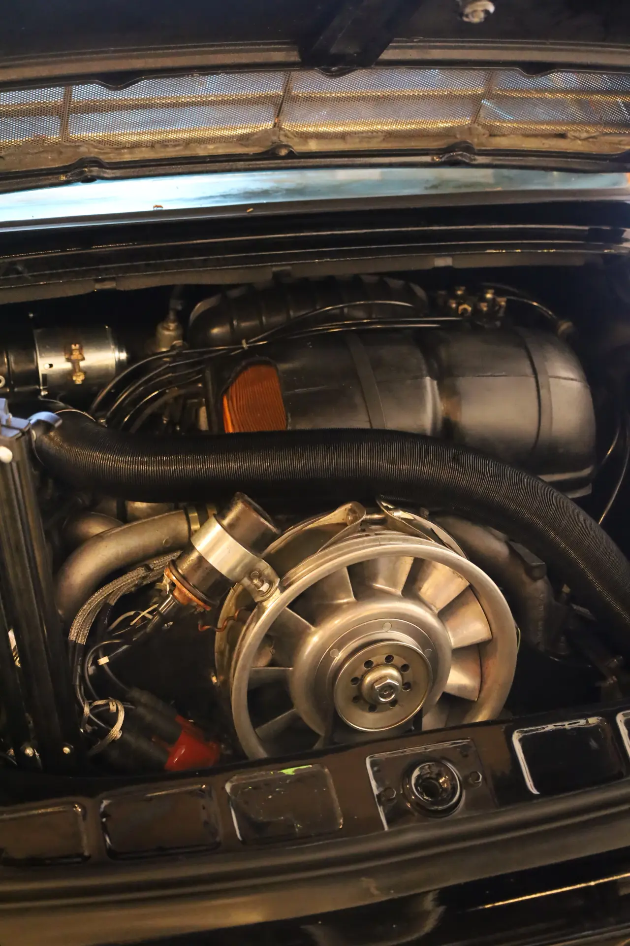 Blick in einen Motorraum mit Lüfterrad