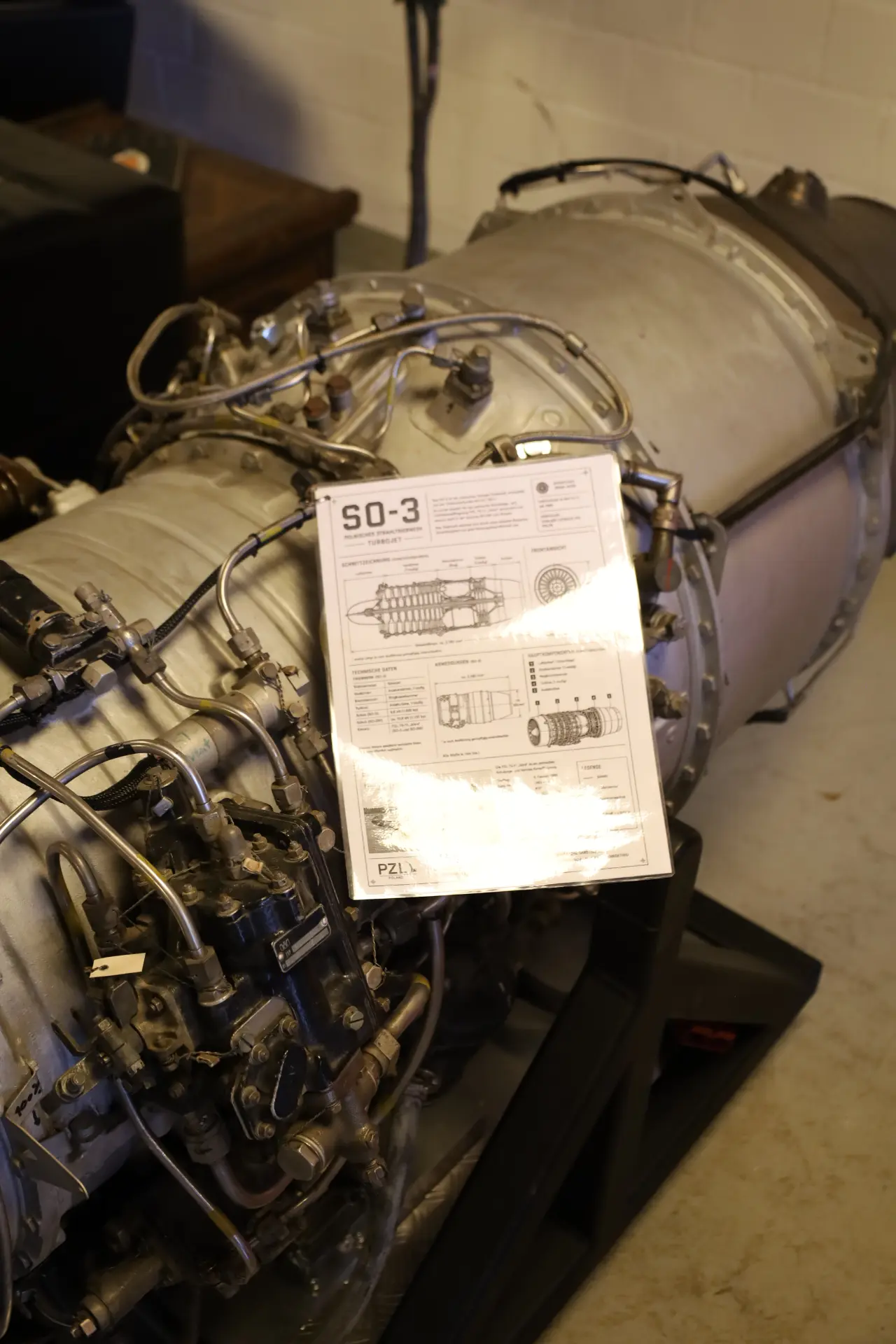 Flugzeugtriebwerk mit Infotafel in der Höhli